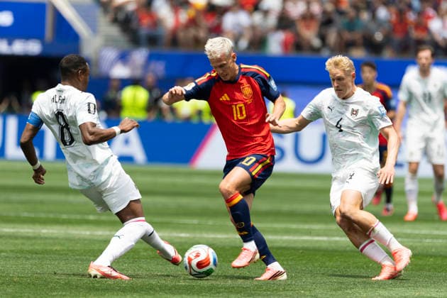 July 2, 2026, Los Angeles, California, USA: SpainÃ¢â‚¬â ¢s Dani Olmo (10) vies for the ball against Austria s David Alaba (8) and Xaver Schlager (4) during the FIFA World Cup, WM, Weltmeisterschaft, Fussball Round of 32 soccer match at SoFi Stadium in Inglewood, Calif., Thursday, July 2, 2026. World Cup 2026: Spain 3:0 Austria  - ZUMAc68_ 20260702_zaf_c68_122 Copyright: xRingoxChiux