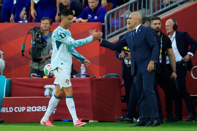 Cristiano Ronaldo (L) of Portugal greets head coach Roberto Martinez (R) during a 2026 FIFA World Cup, WM, Weltmeisterschaft, Fussball match between Portugal and Croatia at BMO Stadium in Toronto, Canada, 02 July 2026. FIFA World Cup 2026 - Round of 32 - Portugal vs. Croatia !ACHTUNG: NUR REDAKTIONELLE NUTZUNG!  Copyright: xBienvenidoxVelascox GR5099 20260703-55020783245_1