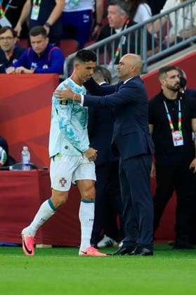 Portugal s head coach, Roberto Martinez (R), greets Cristiano Ronaldo (L) during a 2026 FIFA World Cup, WM, Weltmeisterschaft, Fussball match between Portugal and Croatia at BMO Stadium in Toronto, Canada, 02 July 2026. FIFA World Cup 2026 - Round of 32 - Portugal vs. Croatia !ACHTUNG: NUR REDAKTIONELLE NUTZUNG!  Copyright: xBienvenidoxVelascox GR5107 20260703-55020783248_1