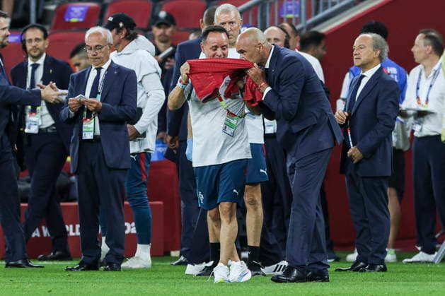 FIFA World Cup, WM, Weltmeisterschaft, Fussball 2026 - Round of 32 - Portugal vs Croatia Portugal s head coach Roberto Martinez (C-R) kisses the shirt of his late teammate Diogo Jota, after winning the FIFA World Cup 2026 Round of 32 match Portugal against Croatia, in Toronto, Canada, 02 July 2026. Palm Beach Florida United States  Copyright: xMIGUELxA.xLOPESx