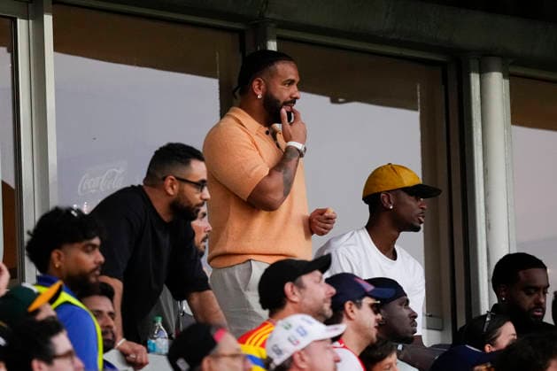 Portugal v Croatia: Round Of 32 - FIFA World Cup, WM, Weltmeisterschaft, Fussball 2026 Rapper Drake is seen during the FIFA World Cup 2026 Round Of 32 match between Portugal and Croatia at Toronto Stadium on July 02, 2026 in Toronto, Ontario. Toronto ON Canada  Copyright: xJosexBretonx originalFilename:bretonhernandez-portugal260702_np9hE.jpg