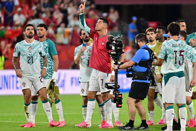 FIFA World Cup, WM, Weltmeisterschaft, Fussball 2026 - Round of 32 - Portugal vs Croatia Cristiano Ronaldo of Portugal (C), wearing the shirt of his late teammate Diogo Jota, and his teammates greet supporters after winning the FIFA World Cup 2026 Round of 32 match Portugal against Croatia, in Toronto, Canada, 02 July 2026. TORONTO Canada  Copyright: xEDUARDOxLIMAx