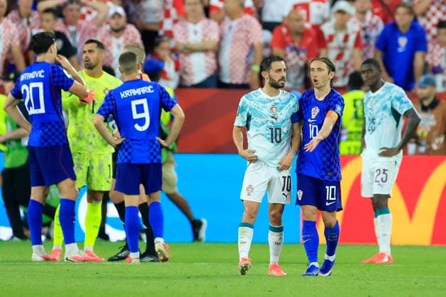 Bernardo Silva (left) of Portugal speaks with Luka Modric of Croatia during a 2026 FIFA World Cup, WM, Weltmeisterschaft, Fussball match between Portugal and Croatia at BMO Stadium in Toronto, Canada, 02 July 2026. FIFA World Cup 2026 - Round of 32 - Portugal vs. Croatia !ACHTUNG: NUR REDAKTIONELLE NUTZUNG!  Copyright: xBienvenidoxVelascox GR5127 20260703-55020783335_1