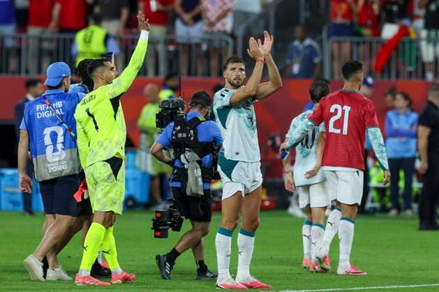 FIFA World Cup, WM, Weltmeisterschaft, Fussball 2026 - Round of 32 - Portugal vs Croatia Portugal s Ruben Dias (C) greets their supporters after winning the FIFA World Cup 2026 Round of 32 match Portugal against Croatia, in Toronto, Canada, 02 July 2026. Palm Beach Florida United States  Copyright: xMIGUELxA.xLOPESx