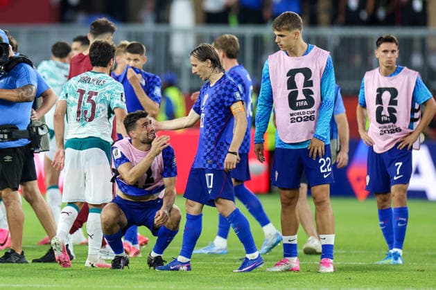 Portugal v Croatia: Round Of 32 - FIFA World Cup, WM, Weltmeisterschaft, Fussball 2026 Mateo Kovacic and Luka Modric of Croatia react after a 1-2 loss during the FIFA World Cup 2026 Round Of 32 match between Portugal and Croatia at Toronto Stadium on July 2, 2026 in Toronto, Canada.  SanjinxStrukic PIXSELL