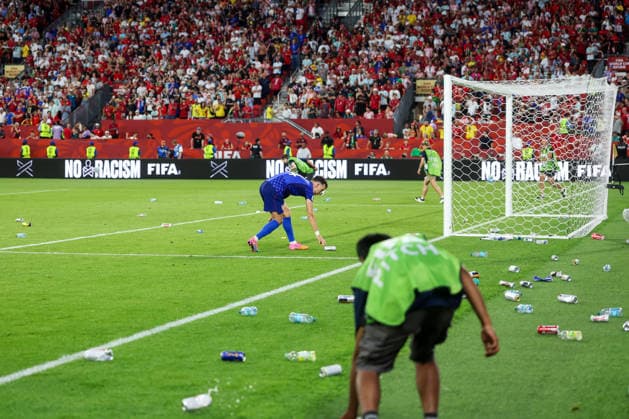 Portugal v Croatia: Round Of 32 - FIFA World Cup, WM, Weltmeisterschaft, Fussball 2026 Bottles and cans thrown by fans are seen on the pitch during the FIFA World Cup 2026 Round Of 32 match between Portugal and Croatia at Toronto Stadium on July 2, 2026 in Toronto, Canada.  SanjinxStrukic PIXSELL