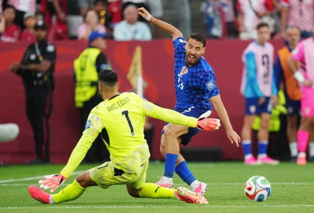 July 2, 2026, Toronto, On, CANADA: Croatia s Nikola Vlasic (13) moves the ball past Portugal goalkeeper Diego Costa (1) during the second half of a World Cup round of 32 soccer match, in Toronto on Thursday, July 2, 2026. Canada News - July 2, 2026  - ZUMAc35_ 20260702_zaf_c35_155 Copyright: xNathanxDenettex