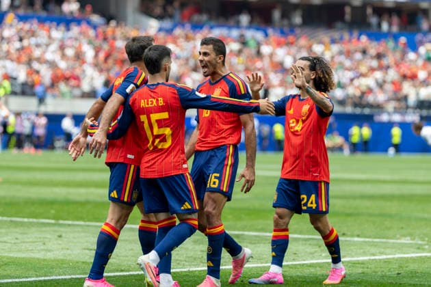 Spain Vs Austria in Los Angeles, USA - 02 Jul 2026 Spain players celebrate after Mikel Oyarzabal (21) scoring a goal during the FIFA World Cup, WM, Weltmeisterschaft, Fussball Round of 32 soccer match between Spain and Austria.in Inglewood. Final score; Spain 3:0 Austria Los Angeles United States Copyright: xRingoxChiux xSOPAxImagesx 20260702RC.FIFA028