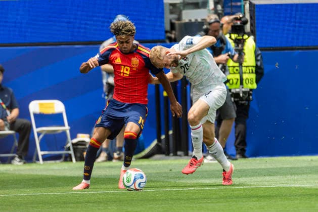 Spain Vs Austria in Los Angeles, USA - 02 Jul 2026 Spain’s Lamine Yamal (19) and Austria s Konrad Laimer (20) seen in action during the FIFA World Cup, WM, Weltmeisterschaft, Fussball Round of 32 soccer match between Spain and Austria.in Inglewood. Final score; Spain 3:0 Austria Los Angeles United States Copyright: xRingoxChiux xSOPAxImagesx 20260702RC.FIFA015