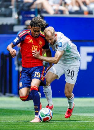 Spain vs Austria - FIFA World Cup, WM, Weltmeisterschaft, Fussball 2026 - 02 07 2026 Lamine Yamal of Spain (L) battles for the ball with Laimer of Austria (R) during the FIFA World Cup 2026 round of 32 match between Spain and Austria at Los Angeles Stadium on July 2, 2026 in Inglewood, California, Estados Unidos Inglewood Estados Unidos Copyright: xPGSxPhotoxAgencyx