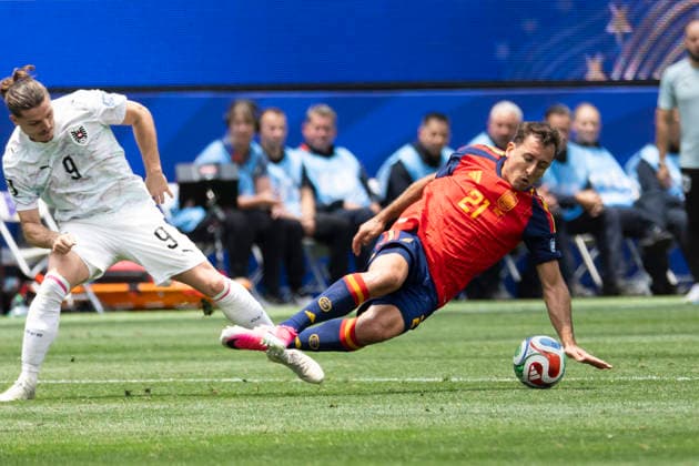Spain Vs Austria in Los Angeles, USA - 02 Jul 2026 Spain’s Mikel Oyarzabal (21) and Austria s Marcel Sabitzer (9) seen in action during the FIFA World Cup, WM, Weltmeisterschaft, Fussball Round of 32 soccer match between Spain and Austria.in Inglewood. Final score; Spain 3:0 Austria Los Angeles United States Copyright: xRingoxChiux xSOPAxImagesx 20260702RC.FIFA020