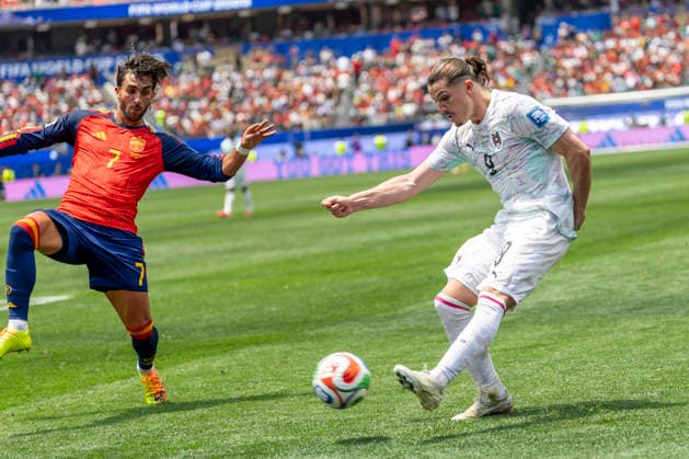 Spain Vs Austria in Los Angeles, USA - 02 Jul 2026 Austria s Marcel Sabitzer (9) and Spain’s Ferran Torres (7) seen in action during the FIFA World Cup, WM, Weltmeisterschaft, Fussball Round of 32 soccer match between Spain and Austria.in Inglewood. Final score; Spain 3:0 Austria Los Angeles United States Copyright: xRingoxChiux xSOPAxImagesx 20260702RC.FIFA094