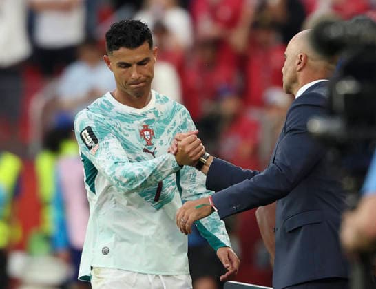Sport Themen der Woche KW27 (260703) -- TORONTO, July 3, 2026 -- Cristiano Ronaldo (L) of Portugal shakes hands with head coach Roberto Martinez after being substituted during the round of 32 match between Portugal and Croatia at the 2026 FIFA World Cup, WM, Weltmeisterschaft, Fussball at Toronto Stadium in Toronto, Canada, July 2, 2026. (Photo by Xinhua) (SP)CANADA-TORONTO-FOOTBALL-FIFA WORLD CUP-ROUND OF 32-POR VS CRO ZouxZheng 