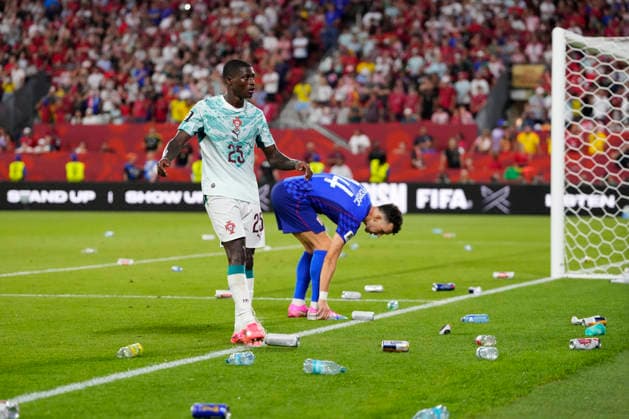 Portugal v Croatia: Round Of 32 - FIFA World Cup, WM, Weltmeisterschaft, Fussball 2026 Croatia supporters throw bottles onto the pitch during the FIFA World Cup 2026 Round Of 32 match between Portugal and Croatia at Toronto Stadium on July 02, 2026 in Toronto, Ontario. Toronto ON Canada  Copyright: xJosexBretonx originalFilename:bretonhernandez-portugal260702_np8Xq.jpg