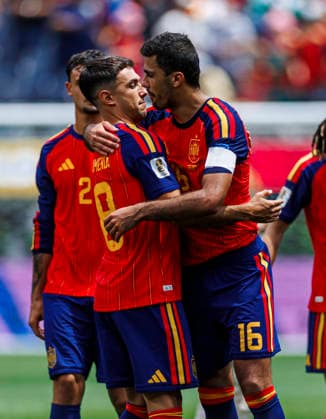 Spain vs Austria - FIFA World Cup, WM, Weltmeisterschaft, Fussball 2026 - 02 07 2026 Martin Zubimendi of Spain (L) and Rodrigo Hernandez of Spain (R) during the FIFA World Cup 2026 round of 32 match between Spain and Austria at Los Angeles Stadium on July 2, 2026 in Inglewood, California, Estados Unidos Inglewood Estados Unidos Copyright: xPGSxPhotoxAgencyx
