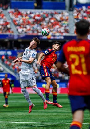 Spain vs Austria - FIFA World Cup, WM, Weltmeisterschaft, Fussball 2026 - 02 07 2026 Pedro Gonzalez Pedri of Spain (R) battles for the ball with Wanner of Austria during the FIFA World Cup 2026 round of 32 match between Spain and Austria at Los Angeles Stadium on July 2, 2026 in Inglewood, California, Estados Unidos Inglewood Estados Unidos Copyright: xPGSxPhotoxAgencyx