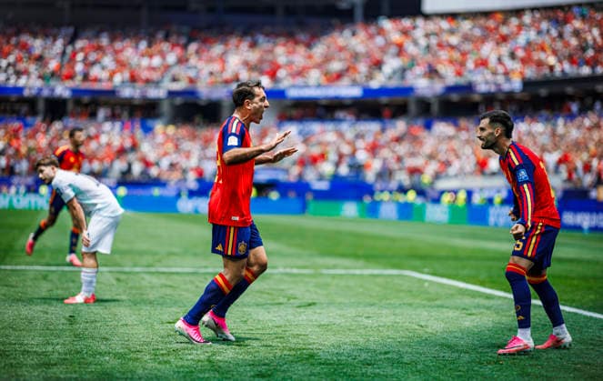 Spain vs Austria - FIFA World Cup, WM, Weltmeisterschaft, Fussball 2026 - 02 07 2026 Mikel Oyarzabal of Spain celebrates his goal with Alex Baena of Spain (R) during the FIFA World Cup 2026 round of 32 match between Spain and Austria at Los Angeles Stadium on July 2, 2026 in Inglewood, California, Estados Unidos Inglewood Estados Unidos Copyright: xPGSxPhotoxAgencyx