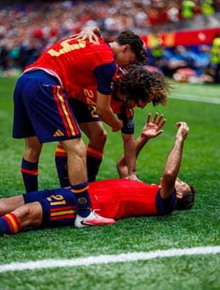 Spain vs Austria - FIFA World Cup, WM, Weltmeisterschaft, Fussball 2026 - 02 07 2026 Mikel Oyarzabal of Spain (L) celebrates his goal with Pablo Gavi of Spain (R) and Marc Cucurella of Spain (C) during the FIFA World Cup 2026 round of 32 match between Spain and Austria at Los Angeles Stadium on July 2, 2026 in Inglewood, California, Estados Unidos Inglewood Estados Unidos Copyright: xPGSxPhotoxAgencyx
