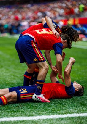 Spain vs Austria - FIFA World Cup, WM, Weltmeisterschaft, Fussball 2026 - 02 07 2026 Mikel Oyarzabal of Spain (L) celebrates his goal with Pablo Gavi of Spain (R) and Marc Cucurella of Spain (C) during the FIFA World Cup 2026 round of 32 match between Spain and Austria at Los Angeles Stadium on July 2, 2026 in Inglewood, California, Estados Unidos Inglewood Estados Unidos Copyright: xPGSxPhotoxAgencyx