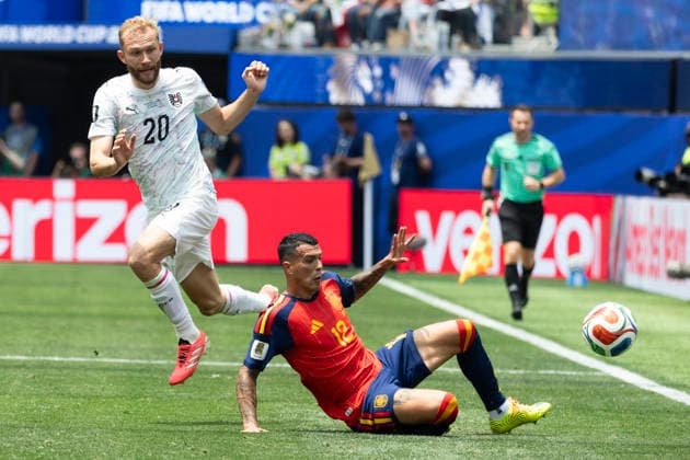 July 2, 2026, Los Angeles, United States: Austria s Konrad Laimer (20) and Spain™s Pedro Porro (12) seen in action during the FIFA World Cup, WM, Weltmeisterschaft, Fussball Round of 32 soccer match between Spain and Austria.in Inglewood. Final score; Spain 3:0 Austria Los Angeles United States - ZUMAs197 20260702_aaa_s197_287 Copyright: xRingoxChiux