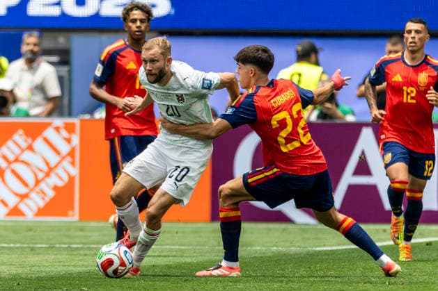 July 2, 2026, Los Angeles, United States: Austria s Konrad Laimer (20) and Spain™s Pau Cubarsi (22) seen in action during the FIFA World Cup, WM, Weltmeisterschaft, Fussball Round of 32 soccer match between Spain and Austria.in Inglewood. Final score; Spain 3:0 Austria Spain Vs Austria In Los Angeles, USA - 02 Jul 2026  - ZUMAs197 20260702_aaa_s197_284 Copyright: xRingoxChiux