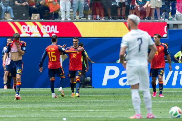 July 2, 2026, Los Angeles, United States: Spain s Pedro Porro (12) celebrates with Alex Baena (15) after scoring a goal during the FIFA World Cup, WM, Weltmeisterschaft, Fussball Round of 32 soccer match between Spain and Austria.in Inglewood. Final score; Spain 3:0 Austria Los Angeles United States - ZUMAs197 20260702_aaa_s197_290 Copyright: xRingoxChiux