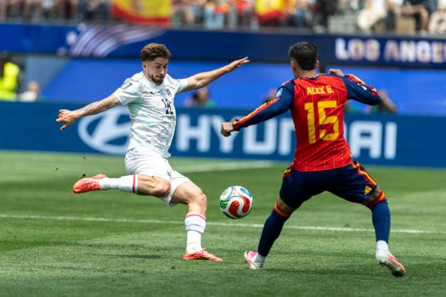 July 2, 2026, Los Angeles, United States: Austria s Romano Schmid (18) and Spain™s Alex Baena (15) seen in action during the FIFA World Cup, WM, Weltmeisterschaft, Fussball Round of 32 soccer match between Spain and Austria.in Inglewood. Final score; Spain 3:0 Austria Los Angeles United States - ZUMAs197 20260702_aaa_s197_291 Copyright: xRingoxChiux