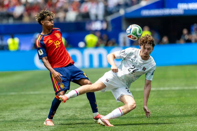 July 2, 2026, Los Angeles, United States: Spain™s Lamine Yamal (19) and Austria s Paul Wanner (24) seen in action during the FIFA World Cup, WM, Weltmeisterschaft, Fussball Round of 32 soccer match between Spain and Austria.in Inglewood. Final score; Spain 3:0 Austria Los Angeles United States - ZUMAs197 20260702_aaa_s197_298 Copyright: xRingoxChiux