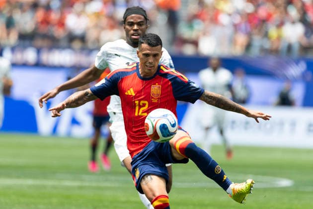 July 2, 2026, Los Angeles, United States: Spain™s Pedro Porro (12) and Austria s Carney Chukwuemeka (17) seen in action during the FIFA World Cup, WM, Weltmeisterschaft, Fussball Round of 32 soccer match between Spain and Austria.in Inglewood. Final score; Spain 3:0 Austria Los Angeles United States - ZUMAs197 20260702_aaa_s197_305 Copyright: xRingoxChiux
