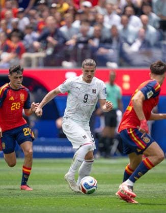 July 2, 2026, Inglewood, California, USA: Austria s GAVI moves the ball up the pitch against Spain during a World Cup match at Los Angeles Stadium. Spain won the match 3-0. WORLD CUP 2026 Spain 3:0 Austria  - ZUMAh234 20260702_zsp_h234_013 Copyright: xMarkxEdwardxHarrisx