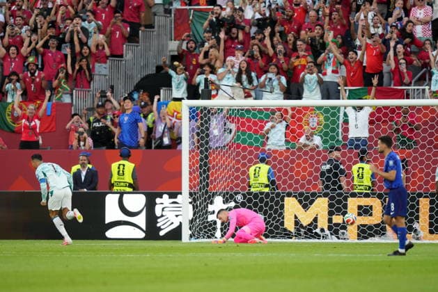 July 2, 2026, Toronto, On, CANADA: Portugal s Cristiano Ronaldo (7) scores on a penalty kick against Croatia goalkeeper Dominik Livakovic (1) during the second half of a World Cup round of 32 soccer match, in Toronto on Thursday, July 2, 2026. Canada News - July 2, 2026  - ZUMAc35_ 20260702_zaf_c35_174 Copyright: xNathanxDenettex