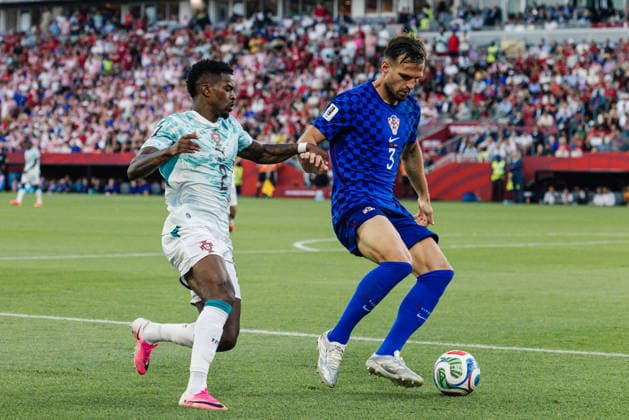 Marin Pongracic of Croatia contests with Nelson Semedo of Portugal during the FIFA World Cup, WM, Weltmeisterschaft, Fussball Round of 32 game between Portugal and Croatia at Toronto Stadium on July 2, 2026 in Toronto, Ontario, Canada  Copyright: xCurtisxWongx xSPPx Sportspressphoto_SPR183431