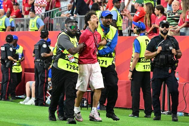 FIFA World Cup, WM, Weltmeisterschaft, Fussball 2026 - Round of 32 - Portugal vs Croatia Security personnel stop a pitch invader during the FIFA World Cup 2026 Round of 32 match Portugal against Croatia, in Toronto, Canada, 02 July 2026. TORONTO Canada  Copyright: xEDUARDOxLIMAx