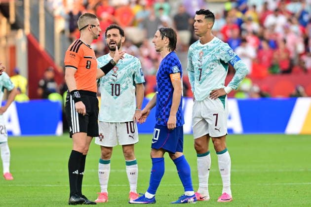 FIFA World Cup, WM, Weltmeisterschaft, Fussball 2026 - Round of 32 - Portugal vs Croatia Referee Espen Eskas (L) talks with Cristiano Ronaldo of Portugal (R), Bernardo Silva of Portugal (2-L), and Luka Modric of Croatia (2-R) during the FIFA World Cup 2026 Round of 32 match Portugal against Croatia, in Toronto, Canada, 02 July 2026. TORONTO Canada  Copyright: xEDUARDOxLIMAx