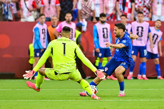 Portugal v Croatia: Round Of 32 - FIFA World Cup, WM, Weltmeisterschaft, Fussball 2026 Goalkeeper Diogo Costa of Portugal (L) plays against Nikola Vlasic of Croatia (R) during the FIFA World Cup 2026 Round Of 32 match between Portugal and Croatia at Toronto Stadium on July 2, 2026 in Toronto, Canada Toronto Toronto Stadium Ontario Canada Copyright: xLatinxSportxImagesx