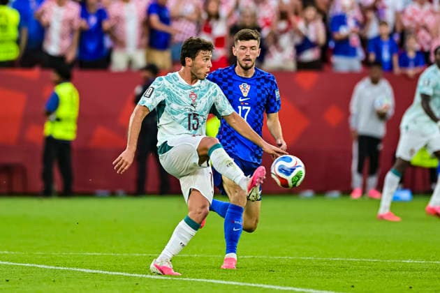 Portugal v Croatia: Round Of 32 - FIFA World Cup, WM, Weltmeisterschaft, Fussball 2026 Joao Neves of Portugal passes the ball during the FIFA World Cup 2026 Round Of 32 match between Portugal and Croatia at Toronto Stadium on July 2, 2026 in Toronto, Canada Toronto Toronto Stadium Ontario Canada Copyright: xLatinxSportxImagesx