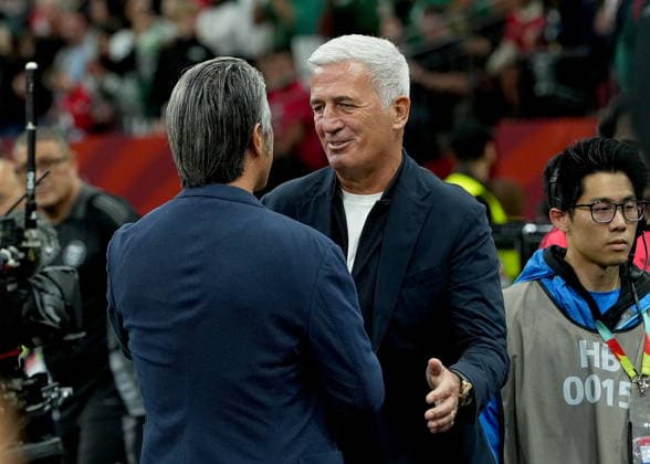 FIFA World Cup, WM, Weltmeisterschaft, Fussball 2026 - Round of 32 - Switzerland vs Algeria Switzerland s head coach Murat Yakin (L) greets Algeria s head coach Vladimir Petkovic before the FIFA World Cup 2026 Round of 32 match Switzerland against Algeria, in Vancouver, Canada, 03 July 2026. VANCOUVER Canada  Copyright: xBOBxFRIDx