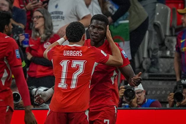Kanada: Fußball FIFA World Cup, WM, Weltmeisterschaft, Fussball 2026 Sechzehntelfinale - Schweiz vs Algerien - BC Place Stadium Vancouver: Tor und Torjubel zum 1:0 durch Breel Embolo (Schweiz, 7) Freude, Emotionen, Jubel *** Canada Soccer 2026 FIFA World Cup Round of 32 Switzerland vs. Algeria BC Place Stadium, Vancouver Goal and celebration of the 1–0 score by Breel Embolo (Switzerland), 7 Joy, emotions, celebration Copyright: xJOERANxSTEINSIEKx