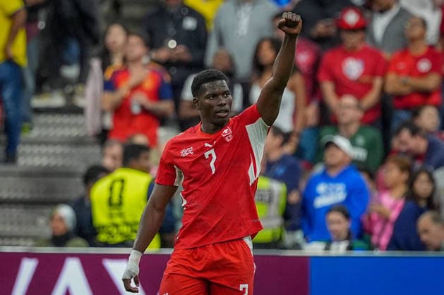 Kanada: Fußball FIFA World Cup, WM, Weltmeisterschaft, Fussball 2026 Sechzehntelfinale - Schweiz vs Algerien - BC Place Stadium Vancouver: Tor und Torjubel zum 1:0 durch Breel Embolo (Schweiz, 7) Freude, Emotionen, Jubel *** Canada Soccer 2026 FIFA World Cup Round of 32 Switzerland vs. Algeria BC Place Stadium, Vancouver Goal and celebration of the 1–0 score by Breel Embolo (Switzerland), 7 Joy, emotions, celebration Copyright: xJOERANxSTEINSIEKx