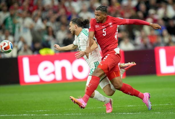 FIFA World Cup, WM, Weltmeisterschaft, Fussball 2026 - Round of 32 - Switzerland vs Algeria Manuel Akanji (R) of Switzerland and Ramiz Zerrouki of Algeria in action during the FIFA World Cup 2026 Round of 32 match Switzerland against Algeria, in Vancouver, Canada, 02 July 2026. VANCOUVER Canada  Copyright: xBOBxFRIDx