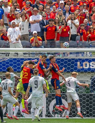 July 2, 2026, Inglewood, California, USA: Spain attempts a goal shot during a World Cup match at Los Angeles Stadium. Spain won the match 3-0. WORLD CUP 2026 Spain 3:0 Austria  - ZUMAh234 20260702_zsp_h234_021 Copyright: xMarkxEdwardxHarrisx