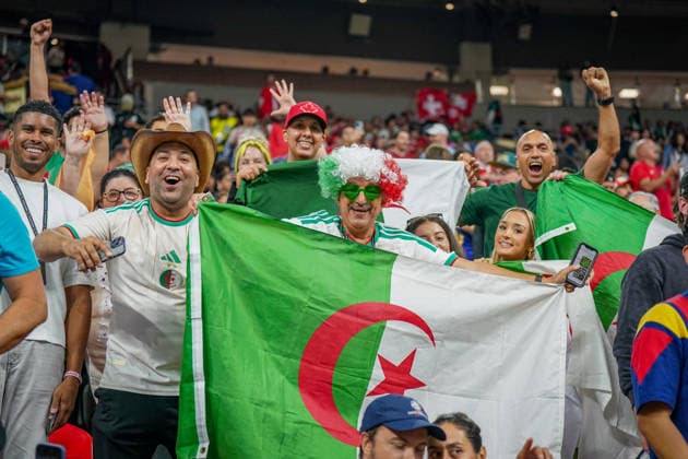 Kanada: Fußball FIFA World Cup, WM, Weltmeisterschaft, Fussball 2026 Sechzehntelfinale - Schweiz vs Algerien - BC Place Stadium Vancouver: Algerische Fußballfans auf der Tribüne, Totale, Zuschauer, Fankultur, algerische Nationalflaggen, Fanblock, Jubel, Emotionen, Porträt, Fantrikots, Cowboyhut, Perücke in Nationalfarben, Sonnenbrille, Smartphone, Unterstützung der algerischen Nationalmannschaft, Fußball-Weltmeisterschaft 2026, Symbolbild, Stadionatmosphäre. *** Canada Soccer FIFA World Cup 2026 Round of 32 Switzerland vs. Algeria BC Place Stadium Vancouver Algerian soccer fans in the stands, wide shot, spectators, fan culture, Algerian national flags, fan section, cheering, emotions, close-up, fan jerseys, cowboy hat, wig in national colors, sunglasses, smartphone, support for the Algerian national team, 2026 FIFA World Cup, symbolic image, sports, stadium atmosphere Copyright: xJOERANxSTEINSIEKx