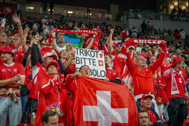 Kanada: Fußball FIFA World Cup, WM, Weltmeisterschaft, Fussball 2026 Sechzehntelfinale - Schweiz vs Algerien - BC Place Stadium Vancouver: Schweizer Fußballfans auf der Tribüne, Totale, Zuschauer, Fanblock, Fankultur, Schweizer Nationalflagge, Fanschals Suisse, Jubel, Unterstützung der Schweizer Nationalmannschaft, rot-weißes Fanoutfit, Banner Trikot bitte Embolo, Wunsch nach Spielertrikot, Emotionen, Stadion, Fußball-Weltmeisterschaft 2026, Symbolbild, Smartphone, Stadionatmosphäre. *** Canada Soccer FIFA World Cup 2026 Round of 32 Switzerland vs. Algeria BC Place Stadium Vancouver Swiss soccer fans in the stands, wide shot, spectators, fan section, fan culture, Swiss national flag, Suisse fan scarves, celebration, support for the Swiss national team, red-and-white fan attire, Jersey, please, Embolo banner, desire for a player’s jersey, emotions, stadium, 2026 FIFA World Cup, symbolic image, smartphone, sports, stadium atmosphere Copyright: xJOERANxSTEINSIEKx