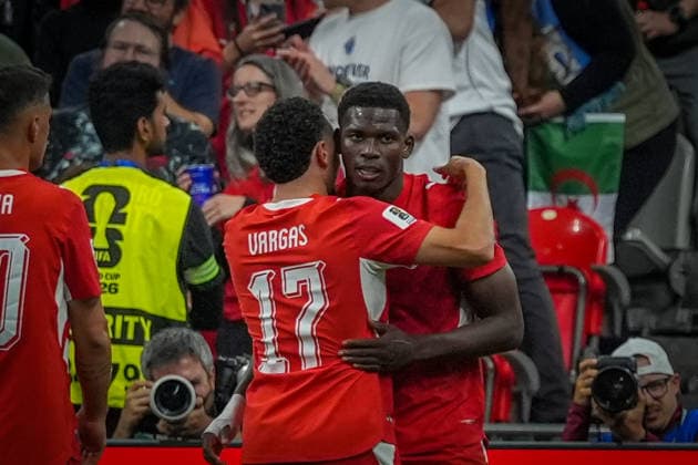 Kanada: Fußball FIFA World Cup, WM, Weltmeisterschaft, Fussball 2026 Sechzehntelfinale - Schweiz vs Algerien - BC Place Stadium Vancouver: Tor und Torjubel zum 1:0 durch Breel Embolo (Schweiz, 7) Freude, Emotionen, Jubel mit Ruben Vargas (Schweiz, 17) *** Canada Soccer 2026 FIFA World Cup Round of 32 Switzerland vs. Algeria BC Place Stadium, Vancouver Goal and celebration of the 1-0 score by Breel Embolo (Switzerland), 7 Joy, emotion, and celebration with Ruben Vargas (Switzerland), 17 Copyright: xJOERANxSTEINSIEKx