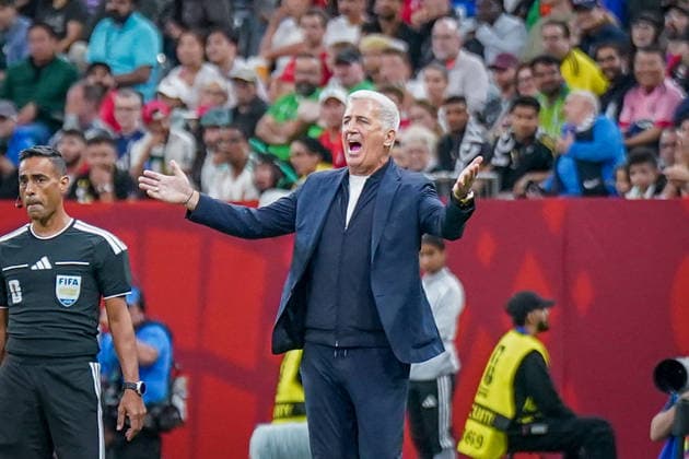 Kanada: Fußball FIFA World Cup, WM, Weltmeisterschaft, Fussball 2026 Sechzehntelfinale - Schweiz vs Algerien - BC Place Stadium Vancouver: Vladimir PetkoviÄ‡ Vladimir Petkovic (Trainer Algerien) *** Canada Soccer 2026 FIFA World Cup Round of 32 Switzerland vs. Algeria BC Place Stadium, Vancouver Vladimir PetkoviÄ‡ Vladimir Petkovic, Coach of Algeria Copyright: xJOERANxSTEINSIEKx