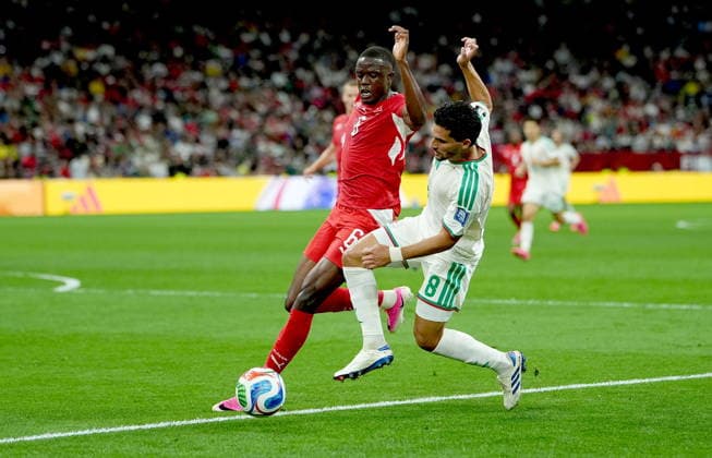 FIFA World Cup, WM, Weltmeisterschaft, Fussball 2026 - Round of 32 - Switzerland vs Algeria Denis Zakaria (L) of Switzerland and Houssem Aouar of Algeria in action during the FIFA World Cup 2026 Round of 32 match Switzerland against Algeria, in Vancouver, Canada, 02 July 2026. VANCOUVER Canada  Copyright: xBOBxFRIDx