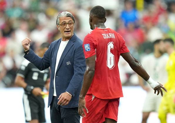 FIFA World Cup, WM, Weltmeisterschaft, Fussball 2026 - Round of 32 - Switzerland vs Algeria Switzerland s head coach Murat Yakin talks to player Denis Zakaria during a hydration break in the FIFA World Cup 2026 Round of 32 match Switzerland against Algeria, in Vancouver, Canada, 02 July 2026. VANCOUVER Canada  Copyright: xBOBxFRIDx