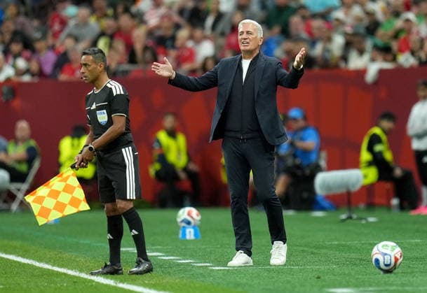 FIFA World Cup, WM, Weltmeisterschaft, Fussball 2026 - Round of 32 - Switzerland vs Algeria Algeria s head coach Vladimir Petkovic gestures on the touchline the FIFA World Cup 2026 Round of 32 match Switzerland against Algeria, in Vancouver, Canada, 02 July 2026. VANCOUVER Canada  Copyright: xBOBxFRIDx
