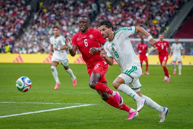 Kanada: Fußball FIFA World Cup, WM, Weltmeisterschaft, Fussball 2026 Sechzehntelfinale - Schweiz vs Algerien - BC Place Stadium Vancouver: Denis Zakaria (Schweiz, 6) Houssem-Eddine Chaabane Aouar Houssem Aouar (Algerien 8) im Zweikampf *** Canada Soccer 2026 FIFA World Cup Round of 32 Switzerland vs. Algeria BC Place Stadium, Vancouver Denis Zakaria (Switzerland), 6 Houssem Eddine Chaabane Aouar (Algeria), 8 in a tackle Copyright: xJOERANxSTEINSIEKx