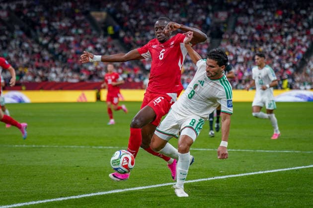 Kanada: Fußball FIFA World Cup, WM, Weltmeisterschaft, Fussball 2026 Sechzehntelfinale - Schweiz vs Algerien - BC Place Stadium Vancouver: Denis Zakaria (Schweiz, 6) Houssem-Eddine Chaabane Aouar Houssem Aouar (Algerien 8) im Zweikampf *** Canada Soccer 2026 FIFA World Cup Round of 32 Switzerland vs. Algeria BC Place Stadium, Vancouver Denis Zakaria (Switzerland), 6 Houssem Eddine Chaabane Aouar (Algeria), 8 in a tackle Copyright: xJOERANxSTEINSIEKx